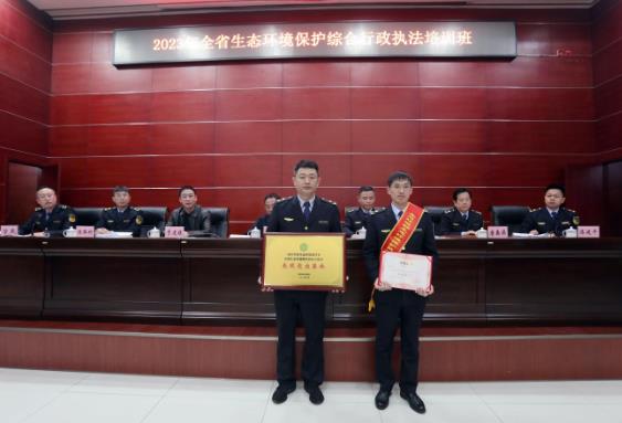捷報頻傳！市生態(tài)環(huán)境綜合行政執法局 再獲“8項集體榮譽(yù)+10項個(gè)人榮譽(yù)”